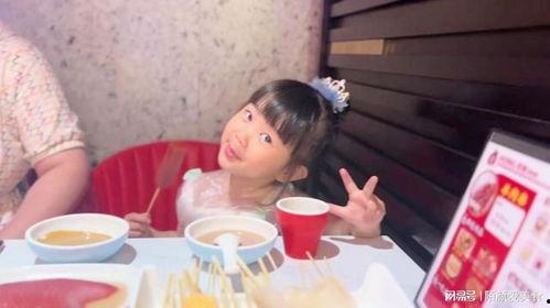 小公主吃瓜吃得好香,小公主的甜蜜瓜香时光