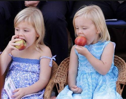 小公主吃瓜吃得好香,小公主的甜蜜瓜香时光