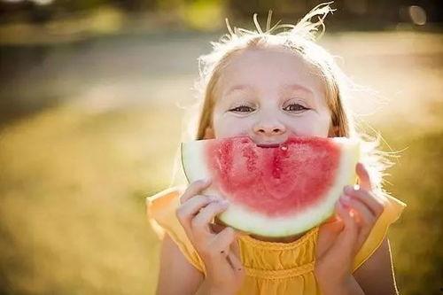 夏天孩子吃瓜文案短句,瓜果飘香,快乐童年