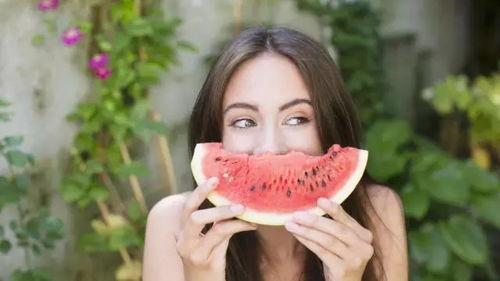 夏天孩子吃瓜文案短句,瓜果飘香,快乐童年